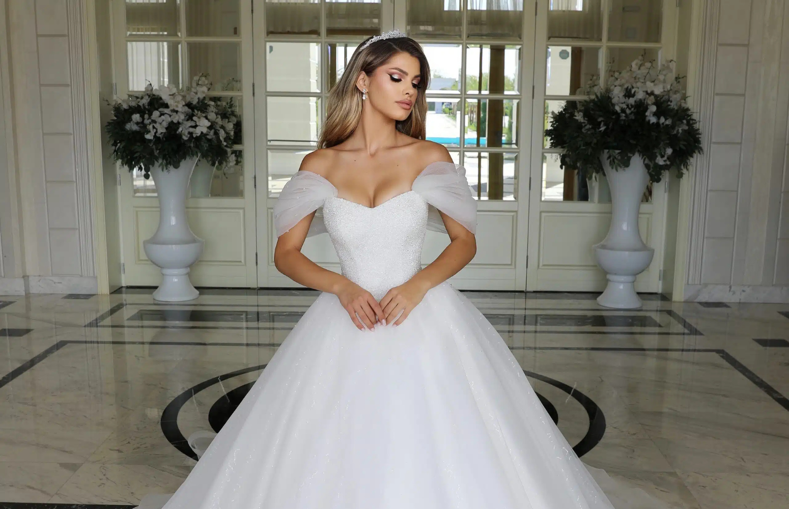 Black and White Minimalist Fashion Photo Collage Banner 391 x 271 px 1500 x 1000 px 1600 x 1000 px 1550 x 1000 px 7