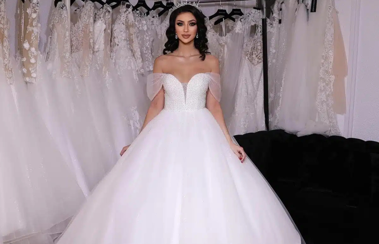 Black and White Minimalist Fashion Photo Collage Banner 391 x 271 px 1500 x 1000 px 1600 x 1000 px 1550 x 1000 px 4