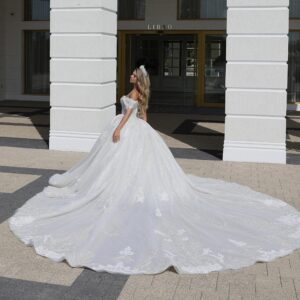 Rochie-de-mireasa-stil-printesa-Grace-6-scaled-1.jpeg